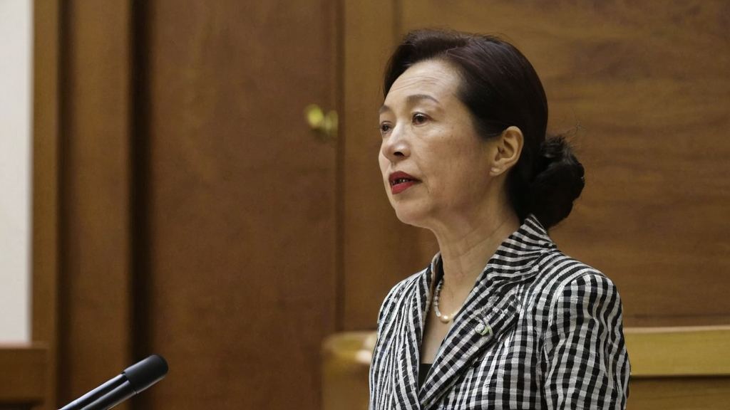 谭氏街拍丝袜高跟美女引热议，娱乐吃瓜人暗中追踪背后秘密